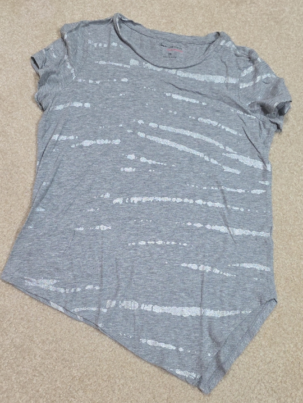 Two by Vince Camuto Gray Short Sleeve Tee with Silver Stripe Detail